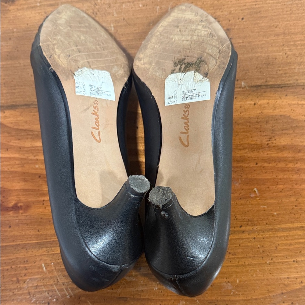 Clarks Women's Black Pointed Flats - Picture 4 of 5